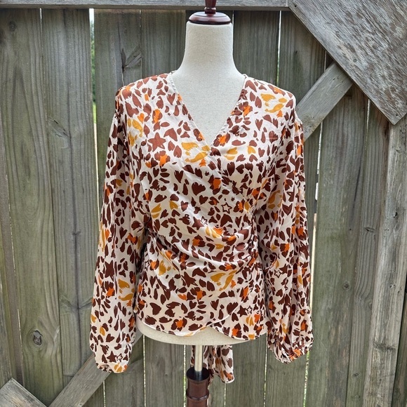 Aakaa Milan Kiss Ecru Floral Star Patterned Genuine Wrap Style Peplum Sleeve Top - Picture 5 of 15